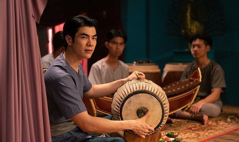 'Sao Thái Lan' Apo Nattawin và Mile Phakphum ăn ý trong phim mới - Ảnh 3. Mile Phakphum điển trai, lịch lãm trong phim - Ảnh: Galaxy