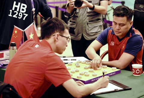 Asiad 19 ngày 1-10: Cờ tướng Việt Nam giành HCB đồng đội nam nữ - Ảnh 1. Lại Lý Huynh không thể giúp cớ tướng Việt Nam giành HCV - Ảnh: QUÝ BẢNG