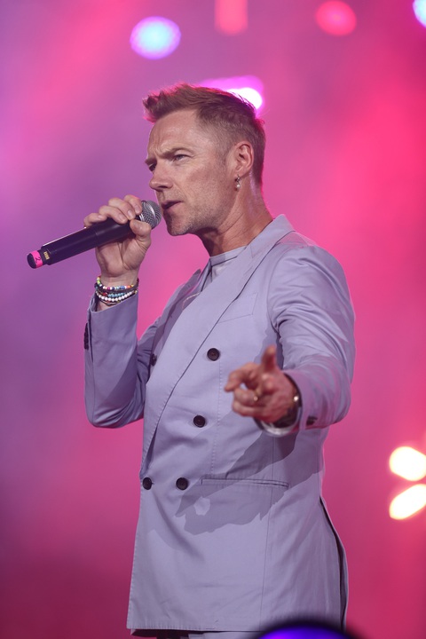 Thủ lĩnh Boyzone xuất hiện trong trang phục lịch lãm, biểu diễn loạt "hit" kinh điển gắn liền với thế hệ 8x, 9x - Ảnh: BTC Thủ lĩnh Boyzone xuất hiện trong trang phục lịch lãm, biểu diễn loạt "hit" kinh điển gắn liền với thế hệ 8X, 9X - Ảnh: BTC