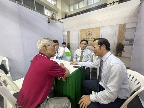 "Ông bà là cả thế giới" hãy chăm sóc cho ông bà thật khỏe - Ảnh 2. Bác sĩ Nguyễn Văn Tuấn, trưởng khoa ngoại - thần kinh Bệnh viện Nhân dân 115 TP.HCM, tư vấn về bệnh cho người đến tham dự ngày hội Quốc tế người cao tuổi - Ảnh: T.DƯƠNG