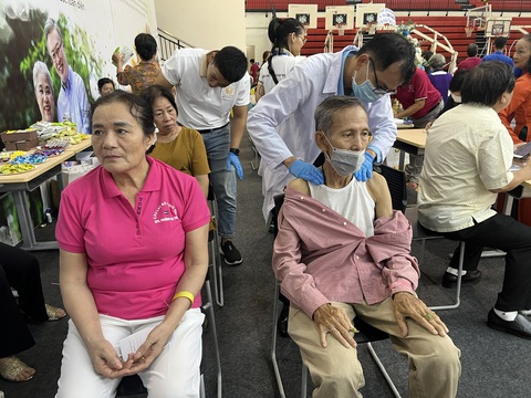 "Ông bà là cả thế giới" hãy chăm sóc cho ông bà thật khỏe - Ảnh 3. Đến tham dự ngày hội, người cao tuổi được bấm huyệt miễn phí - Ảnh: T.DƯƠNG