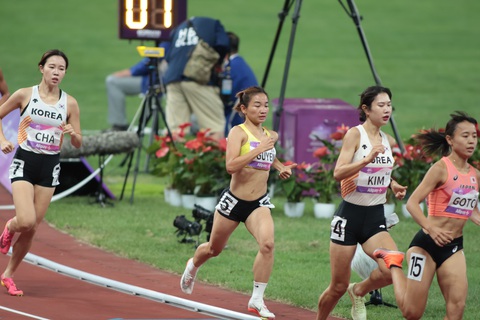 Asiad 19 ngày 1-10: Nguyễn Thị Oanh không có huy chương 1.500m - Ảnh 1. Nguyễn Thị Oanh (số 5) thi đấu 1.500m nữ - Ảnh: Đ.K