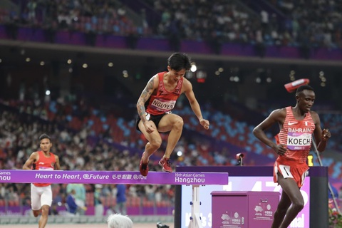 Asiad 19 ngày 1-10: Chờ tin 'Nữ hoàng điền kinh' Nguyễn Thị Oanh - Ảnh 1. Nguyễn Trung Cường phạm quy ở 3.000m vượt chướng ngại vật - Ảnh: Đ.K
