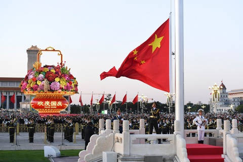 Quốc khánh Trung Quốc 1-10 - Ảnh 2. Hàng nghìn người dân tại quảng trường Thiên An Môn trở nên thinh lặng khi quốc kỳ Trung Quốc được kéo lên cao - Ảnh: TTXVN
