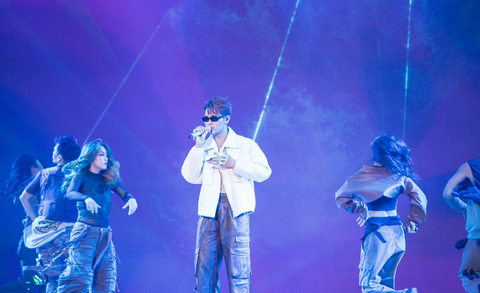 Lâm Phúc hóa 'trai hư' trong đêm liveshow 4 Vietnam Idol - Ảnh 1. Trong đêm live show 4, Lâm Phúc hóa chàng trai cá tính và nổi loạn trong ca khúc Don’t you go của ca nhạc sĩ Vũ Cát Tường. Đây cũng là lần đầu tiên khán giả được thấy một Lâm Phúc trình diễn vũ đạo ấn tượng và cực kỳ “cháy” trên sân khấu.