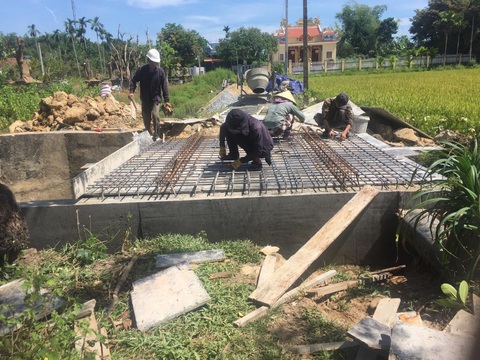 Một cây cầu được thi công trong hành trình xây cầu dân sinh tặng người dân Quảng Nam của ông Phùng - Ảnh: Đ.P. Một cây cầu được thi công trong hành trình xây cầu dân sinh tặng người dân Quảng Nam của ông Phùng - Ảnh: Đ.P.