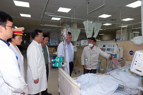 Tai nạn xe Thành Bưởi 4 người chết: Thêm một nạn nhân tử vong tại bệnh viện - Ảnh 1. Quyền chủ tịch UBND tỉnh Đồng Nai đến bệnh viện thăm, động viên bác sĩ tập trung nhân lực, vật lực điều trị cho các nạn nhân - Ảnh: A LỘC