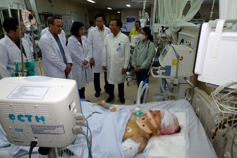 Tài xế xe Thành Bưởi gây tai nạn khi đang bị tước bằng lái - Ảnh 1. Ông Khuất Việt Hùng cùng lãnh đạo tỉnh Đồng Nai thăm các nạn nhân trong vụ tai nạn giữa xe Thành Bưởi và xe 16 chỗ làm bốn người chết tại chỗ - Ảnh: AN BÌNH