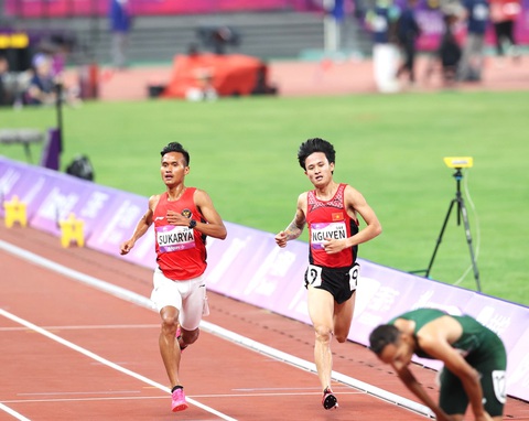 Nguyễn Trung Cường bị loại vì phạm lỗi kỹ thuật tại Asiad 19 - Ảnh 4. Nguyễn Trung Cường (bìa phải) trên đường chạy 3.000m vượt chướng ngại vật - Ảnh: QUÝ LƯỢNG