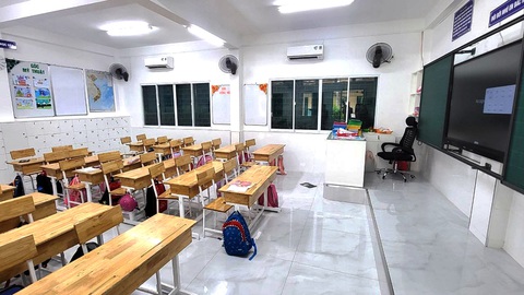Ngăn lạm thu trong trường học - Ảnh 1. Bên trong lớp học sửa hết hơn 200 triệu đồng ở Trường tiểu học Hồng Hà (quận Bình Thạnh, TP.HCM) - Ảnh: MỸ DUNG