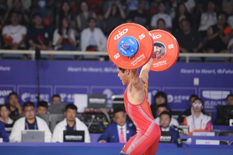 Asiad 19 ngày 1-10: Cờ tướng vào chung kết gặp Trung Quốc - Ảnh 1. Nguyễn Trần Tuấn Anh thi đấu cử giật - Ảnh: H.Đ