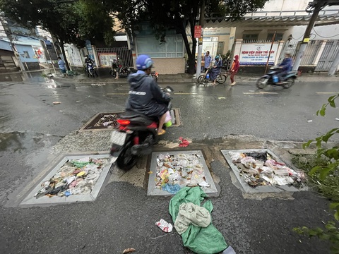 Thuế mỗi kí tới năm chục ngàn, sao túi ni lông bán tràn lan với giá hai ba chục ngàn? - Ảnh 1. Túi ni lông khó phân hủy thải ra môi trường gây ra nhiều hệ lụy. Trong ảnh: các miệng cống bị túi ni lông che kín cản đường thoát nước gây ngập - Ảnh: CHÂU TUẤN