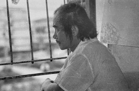 Chuyện chưa kể sau những tấm ảnh đặc biệt - Kỳ 7: Nguyễn Tư Nghiêm và mâm rượu thời cuộc - Ảnh 5. Đặng Đình Hưng trong căn nhà tập thể, ông thường ngồi nhìn xuống phố qua những chấn song ban công, một hình ảnh giàu sức gợi về cuộc đời của thi sĩ