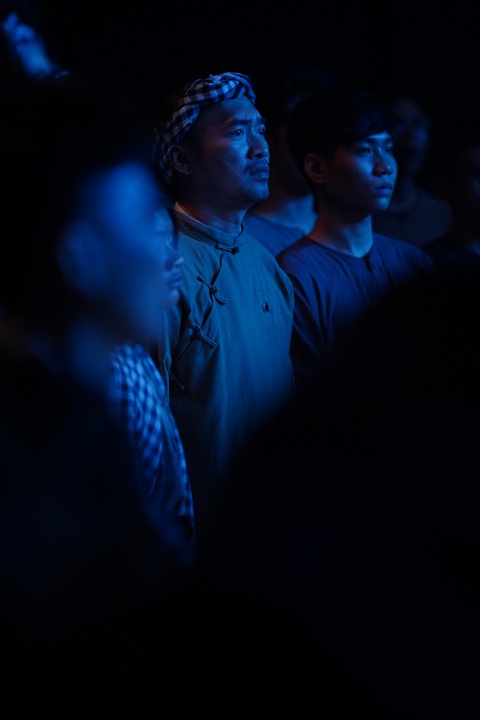 Phim điện ảnh Đất rừng phương Nam tung OST hoành tráng được thực hiện bởi ê kíp hơn 300 người - Ảnh 7. Diễn viên Tiến Luật đã rưng rưng nước mắt trong MV.