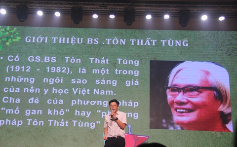 Ba bảng đấu đầu tiên cuộc thi ‘Gen Z Xứ Quảng’ mang đến bất ngờ lớn - Ảnh 2. Một phần thi hùng biện đến từ đội Trường THPT Tôn Thất Tùng (đội chiến thắng ở bảng C) - Ảnh: TRƯỜNG TRUNG