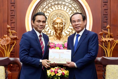 Bí thư Thành ủy TP.HCM Nguyễn Văn Nên: thành phố luôn chào đón cơ hội hợp tác quốc tế - Ảnh 2. Ông Nguyễn Văn Nên nhận quà lưu niệm từ tân Tổng lãnh sự Malaysia tại TP.HCM Firdauz Bin Othman - Ảnh: HỮU HẠNH