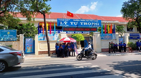 Không được thu tiền dạy thí điểm “nâng cao tiếng Anh” với học sinh Khánh Hòa - Ảnh 1. Trường THPT Lý Tự Trọng (TP Nha Trang) là một trong các trường tham gia dự án dạy thí điểm "Nâng cao năng lực tiếng Anh cho học sinh tỉnh Khánh Hòa" - Ảnh: PHAN SÔNG NGÂN