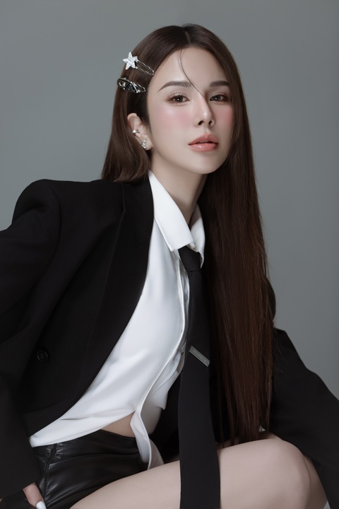 Fan Diệp Lâm Anh "chơi lớn" treo billboard khắp nơi để chúc mừng "Chị Đẹp" - Ảnh 3. Sau biến cố gia đình, Diệp Lâm Anh năng động trở lại Vbiz