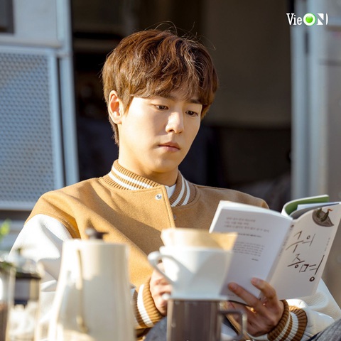Lee Hyun Woo thủ vai thầy giáo lịch sử Lee Bo Kyum Lee Hyun Woo thủ vai thầy giáo lịch sử Lee Bo Kyum