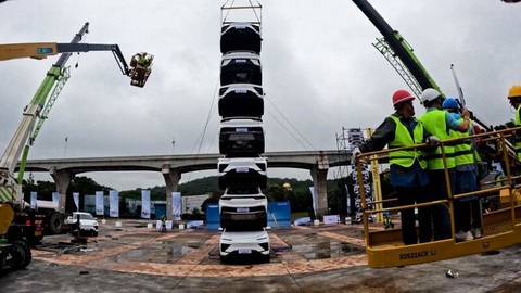 Màn chào hàng độc đáo: 7 chiếc ô tô Trung Quốc xếp chồng lên nhau để khoe độ bền - Ảnh 2. Màn chào hàng độc đáo: 7 chiếc ô tô Trung Quốc xếp chồng lên nhau để khoe độ bền - Ảnh 2.