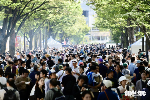 Công viên Yoyogi sáng 7-10-2023 - Ảnh: QUANG ĐỊNH Thực khách đến Công viên Yoyogi từ sáng 7-10-2023 trước khi khai mạc lễ hội - Ảnh: QUANG ĐỊNH