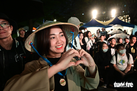 Khán giả bày tỏ yêu thích với các chương trình biểu diễn nghệ thuật tại Vietnam Phở Festival 2023 - Ảnh: QUANG ĐỊNH Khán giả bày tỏ yêu thích với các chương trình biểu diễn nghệ thuật tại Vietnam Phở Festival 2023 - Ảnh: QUANG ĐỊNH