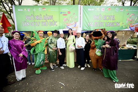 Vietnam Phở Festival 2023. Hoa hậu Liên lục địa Lê Nguyễn Bảo Ngọc, đại sứ của chương trình, cùng blogger Nguyễn Kỳ Vĩ - Ảnh: QUANG ĐỊNH Hoa hậu Liên lục địa Lê Nguyễn Bảo Ngọc, đại sứ của chương trình, cùng blogger Nguyễn Kỳ Vĩ cũng đi review phở - Ảnh: QUANG ĐỊNH