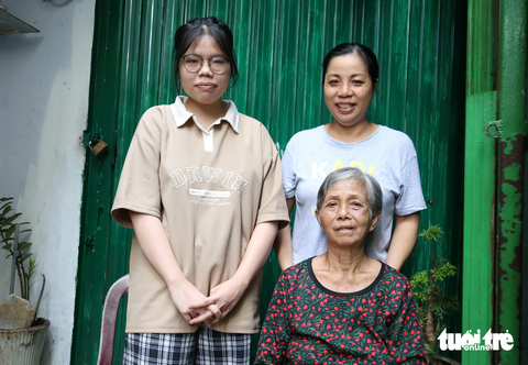 Cô gái nhỏ rụt rè chỉ mỉm cười khi ở cạnh bà ngoại và mẹ - Ảnh: PHƯƠNG QUYÊN Cô gái nhỏ rụt rè chỉ mỉm cười khi ở cạnh bà ngoại và mẹ - Ảnh: PHƯƠNG QUYÊN