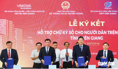 Gần 1.000 tổ công nghệ số cộng đồng giúp Long An thăng thứ hạng chuyển đổi số - Ảnh 2. Sở Thông tin và Truyền thông tỉnh Kiên Giang và Viettel Kiên Giang, Viễn thông Kiên Giang, MobiFone Kiên Giang ký kết cung cấp chữ ký số công cộng cho người dân trên địa bàn tỉnh - Ảnh: CHÍ CÔNG