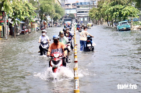 Mới mưa 30 phút đường đã ngập mênh mông, cá bơi lên đường - Ảnh 11. Mưa xuống, nước ngập mênh mông trên đường Nguyễn Văn Khối (quận Gò Vấp, TP.HCM)