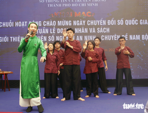 Hoạt cảnh hình thể Đất Phương Nam do Saigon Theatreland, Câu lạc bộ Giai điệu Đất Phương Nam biểu diễn trong chương trình - Ảnh: HỒ LAM Hoạt cảnh hình thể Đất Phương Nam do Saigon Theatreland, Câu lạc bộ Giai điệu Đất Phương Nam biểu diễn trong chương trình - Ảnh: HỒ LAM