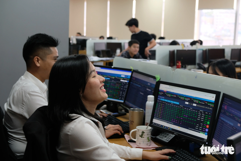 Nhà đầu tư cá nhân chi 19.000 tỉ mua ròng ba quý, chứng khoán sắp tới ra sao? - Ảnh 1. Thị trường chứng khoán biến động mạnh trong thời gian gần đây, tuy nhiên lũy kế ba quý đầu năm 2023 VN-Index tăng tốt, cá nhân mua ròng - Ảnh: BÔNG MAI