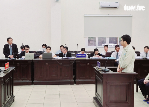 Bị cáo Nguyễn Kiên Cường tại tòa khai đã nhận hơn 8,3 tỉ đồng tiền “bồi dưỡng” của doanh nghiệp nhưng cho rằng phần lớn số tiền này đã được “chi cho lãnh đạo” - Ảnh: BÁ SƠN Bị cáo Nguyễn Kiên Cường tại tòa khai đã nhận hơn 8,3 tỉ đồng tiền “bồi dưỡng” của doanh nghiệp nhưng cho rằng phần lớn số tiền này đã được “chi cho lãnh đạo” - Ảnh: BÁ SƠN