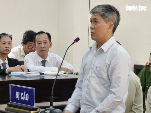 Cựu giám đốc Sở LĐTB&XH tỉnh Bình Dương Lê Minh Quốc Cường tại tòa. Theo cáo trạng, ông Cường phủ nhận đã nhận tiền của cấp dưới, còn tại tòa chưa đến phần xét hỏi bị cáo này - Ảnh: BÁ SƠN Cựu giám đốc Sở LĐ-TB&XH tỉnh Bình Dương Lê Minh Quốc Cường tại tòa. Theo cáo trạng, ông Cường phủ nhận đã nhận tiền của cấp dưới, còn tại tòa chưa đến phần xét hỏi bị cáo này - Ảnh: BÁ SƠN