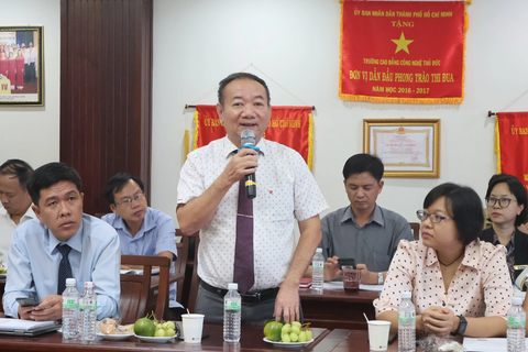 Dạy học trực tuyến trong trường nghề gặp nhiều khó khăn - Ảnh 1. ThS Hoàng Quốc Long, hiệu trưởng Trường trung cấp Nguyễn Tất Thành, đóng góp ý kiến tại phiên thảo luận - Ảnh: GIA HÂN
