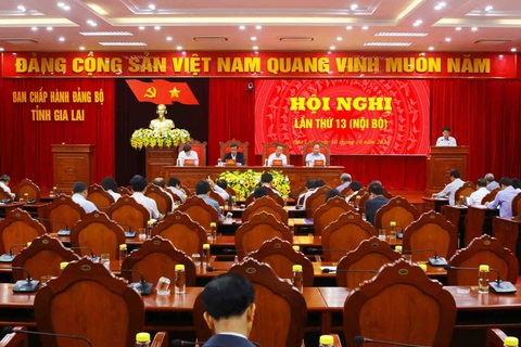 Gia Lai: Kỷ luật cảnh cáo chủ tịch Mặt trận Tổ quốc vì để kế toán 'biển thủ' tiền quỹ phòng COVID-19 - Ảnh 1. Ngày 10-10, Ban chấp hành Đảng bộ tỉnh Gia Lai tổ chức Hội nghị lần thứ 13 - Ảnh: ĐĂNG QUANG