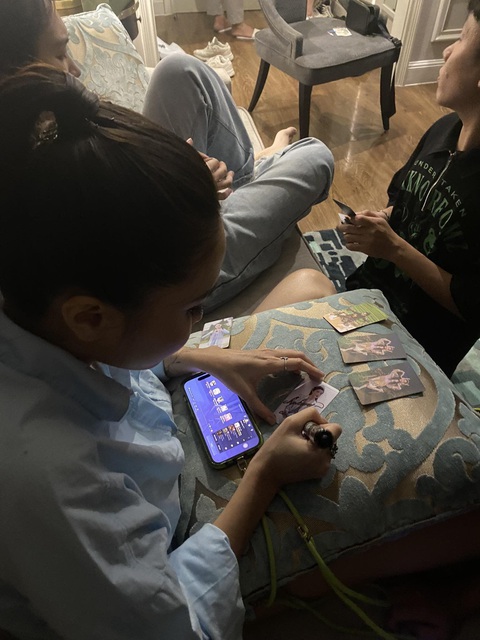 Phát hiện lý do Bích Phương mãi chưa ra nhạc - Ảnh 2. Hình ảnh Bích Phương bận rộn "cày game" mà quên ra sản phẩm âm nhạc