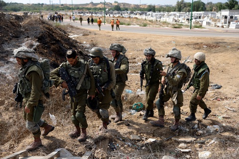 Binh sĩ Israel ở Ashkelon, miền Nam đất nước, ngày 10-10 - Ảnh: REUTERS Binh sĩ Israel ở Ashkelon, miền Nam đất nước, ngày 10-10 - Ảnh: REUTERS