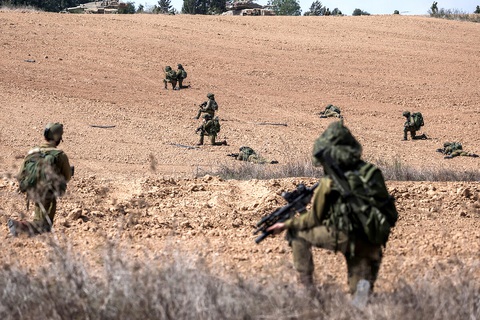 Binh sĩ Israel hoạt động tại khu định cư Kfar Aza (phía nam Israel) gần Dải Gaza vào ngày 10-10 - Ảnh: AFP Binh sĩ Israel hoạt động tại khu định cư Kfar Aza (phía nam Israel) gần Dải Gaza vào ngày 10-10 - Ảnh: AFP