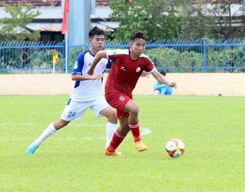 Bình Thuận họp làm rõ vụ cầu thủ tố cáo bị 'cắt xén' tiền ở Giải hạng nhất 2023 - Ảnh 1. Bình Thuận (áo đỏ) ở Giải hạng nhất 2023 - Ảnh: VPF