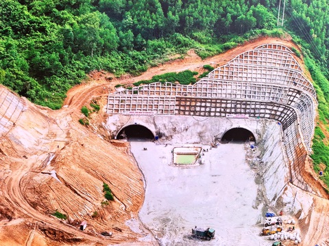 100 ngày thông hầm quyết định tiến độ dự án cao tốc Quảng Ngãi - Hoài Nhơn - Ảnh 1. Việc thông hầm số 2 đoạn cao tốc Quảng Ngãi - Hoài Nhơn có ý nghĩa quan trọng trong tiến độ hoàn thành cao tốc Bắc - Nam - Ảnh: TRẦN MAI