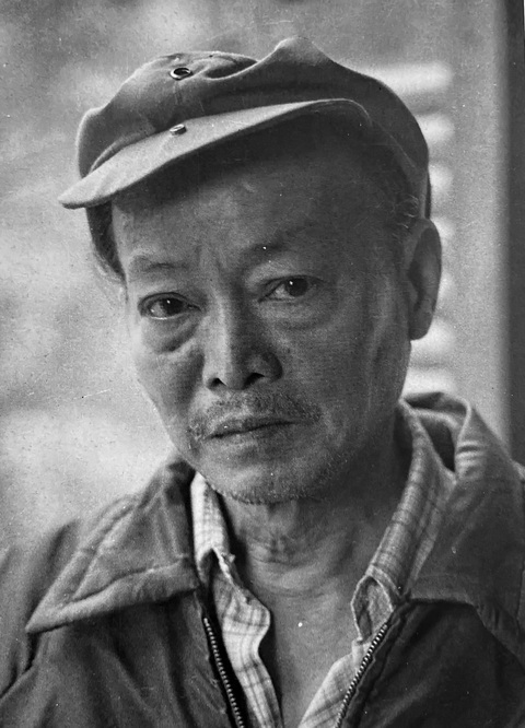 Chuyện chưa kể sau những tấm ảnh đặc biệt - Kỳ 7: Nguyễn Tư Nghiêm và mâm rượu thời cuộc - Ảnh 7. Chân dung họa sĩ Nguyễn Sáng đầy nổi niềm trong ống kính Hà Tưởng