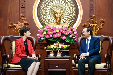 Bí thư Thành ủy TP.HCM Nguyễn Văn Nên: thành phố luôn chào đón cơ hội hợp tác quốc tế - Ảnh 1. Bí thư Thành ủy TP.HCM Nguyễn Văn Nên tiếp tân Tổng lãnh sự Canada Annie Dube ngày 10-10 - Ảnh: HỮU HẠNH