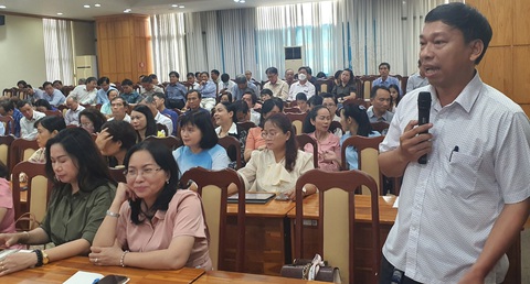 TP.HCM: hiệu trưởng trường THPT đề xuất nghỉ học ngày thứ 7 - Ảnh 1. Ông Đỗ Đình Đảo, hiệu trưởng Trường THPT Nguyễn Hữu Thọ, quận 4, đề xuất phương án cho học sinh nghỉ học ngày thứ bảy - Ảnh: H.HG