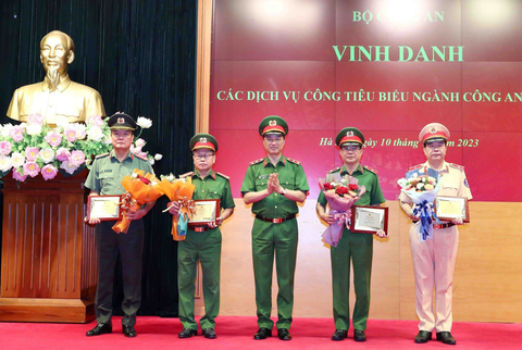 Bộ trưởng Tô Lâm: 'Công an các đơn vị chưa được hài lòng với kết quả đạt được trong chuyển đổi số' - Ảnh 2. Trung tướng Nguyễn Duy Ngọc - Thứ trưởng Bộ Công an - trao bằng khen cho các đơn vị đạt thành tích cao trong chuyển đổi số - Ảnh: DANH TRỌNG