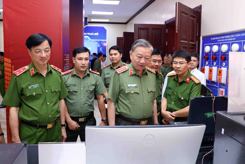 Bộ trưởng Tô Lâm: 'Công an các đơn vị chưa được hài lòng với kết quả đạt được trong chuyển đổi số' - Ảnh 1. Bộ trưởng Tô Lâm cùng các lãnh đạo Bộ Công an, tham quan các thiết bị chuyển đổi số tại triển lãm - Ảnh: DANH TRỌNG