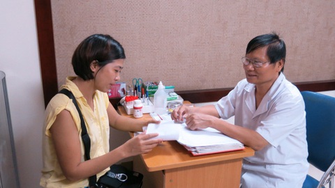 Ăn rau chưa chín cẩn thận mắc nhiều bệnh nguy hiểm - Ảnh 1. GS.TS Nguyễn Văn Đề tư vấn cho người dân vì nguy cơ mắc bệnh ký sinh trùng - Ảnh: HÀ LINH
