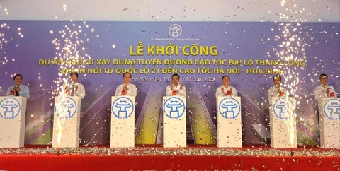 Khởi công đường nối cao tốc Đại lộ Thăng Long đến cao tốc Hòa Lạc - Hòa Bình hơn 5.200 tỉ đồng - Ảnh 1. Lãnh đạo UBND TP Hà Nội, tỉnh Hòa Bình và đại diện nhà thầu phát lệnh khởi công dự án - Ảnh: UBND TP Hà Nội