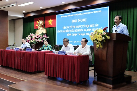 TP.HCM đang tích cực xin cơ chế tài chính để nhà đầu tư hoàn thành dự án chống ngập - Ảnh 2. Chủ tịch UBND TP.HCM Phan Văn Mãi trả lời kiến nghị cử tri - Ảnh: PHƯƠNG NHI