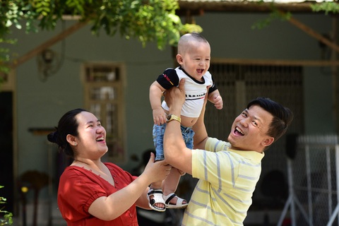 100 cặp vợ chồng sẽ được điều trị hiếm muộn miễn phí - Ảnh 1. Nụ cười mãn nguyện của vợ chồng anh Hưng, chị Huệ (Q.12, TP.HCM). Họ đã trải qua hành trình 6 năm tìm con và có được niềm vui trọn vẹn nhờ tham gia chương trình Ươm mầm hạnh phúc - Ảnh: DUYÊN PHAN